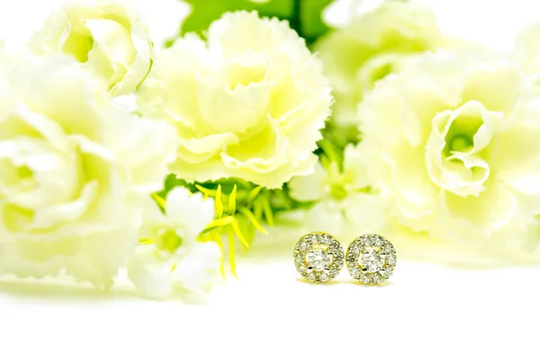 Ciondolo oro cammeo orecchino gioielli con fiori isolati su whit — Foto Stock