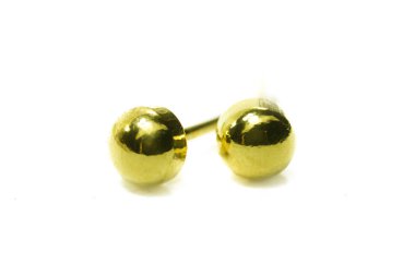 Altın kolye cameo küpe takı üzerinde beyaz izole