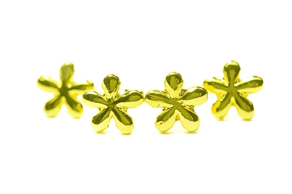 Ciondolo in oro cammeo orecchino gioielli a forma di fiore isolato su w — Foto Stock