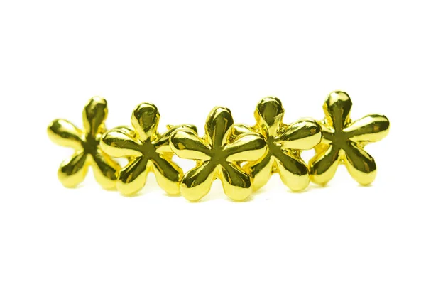 金色挂饰耳环首饰在花形上隔离在 w — 图库照片