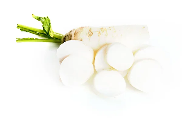 Świeża biała rzodkiewka z plastrami izolowanymi na białym tle — Zdjęcie stockowe