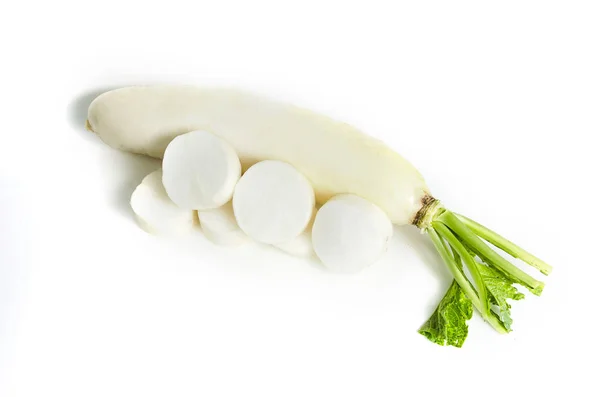 Świeża biała rzodkiewka z plastrami izolowanymi na białym tle — Zdjęcie stockowe