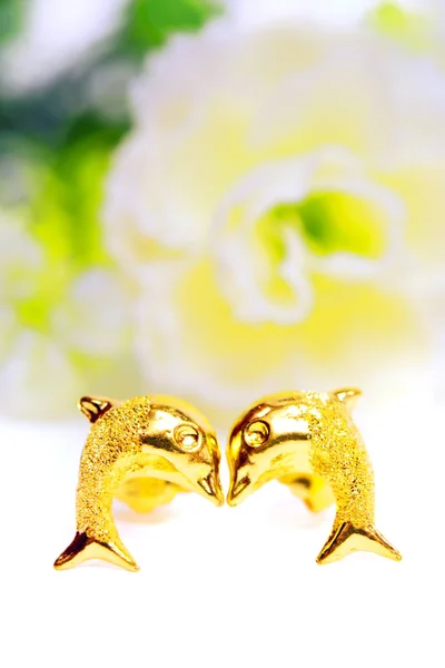 Ciondolo in oro orecchino cammeo gioielli a forma di delfino con fiori — Foto Stock