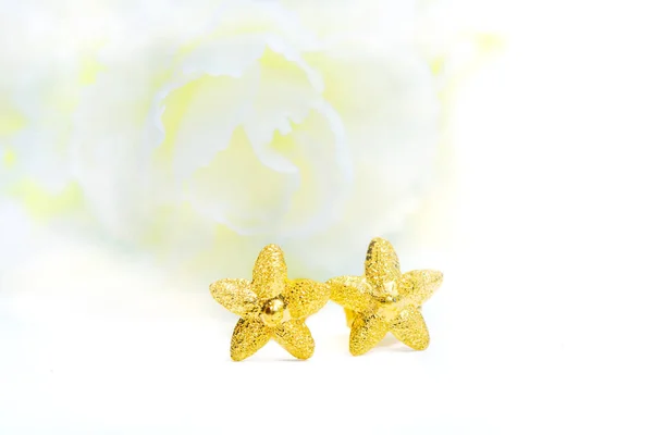 Золотой кулон камео серьги в форме звезды с цветами — стоковое фото