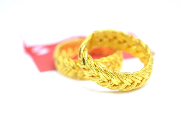 金色挂饰花式戒指首饰在绳子形状隔绝白色 — 图库照片