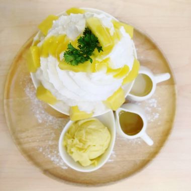 Aromalı kesilmiş buz veya Dondurma külahı süt ya da ahşap üzerine izole palm tohum ve Hindistan cevizi jöle ile kartopu