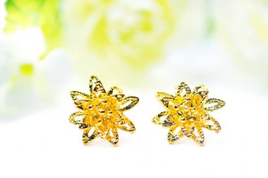 Çiçekli beyaz izole cameo mücevher altın kolye