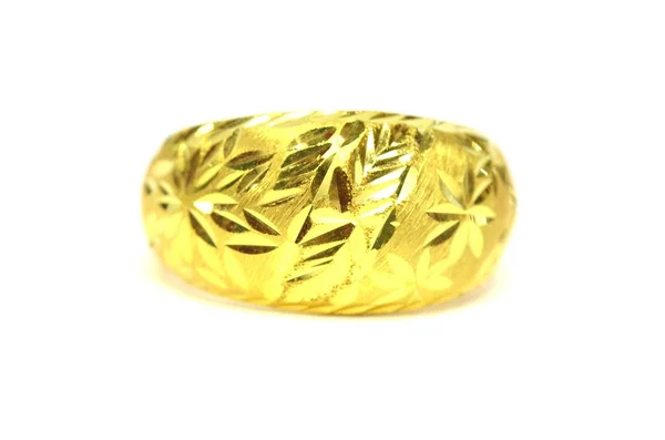 金色挂件浮雕别致的戒指首饰与特殊泰国黄金设计孤立的白色背景 — 图库照片