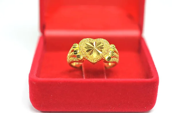 金色挂件浮雕别致的戒指首饰与特殊泰国黄金设计孤立的白色背景 — 图库照片