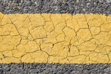 Asfalt sokakta sarı şerit çatlamak dokusuna