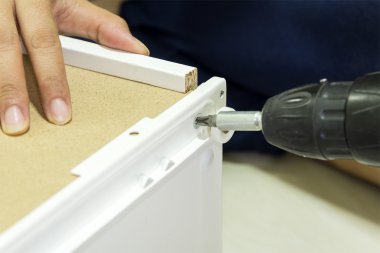 Derleme işleminin tornavida ile mobilya