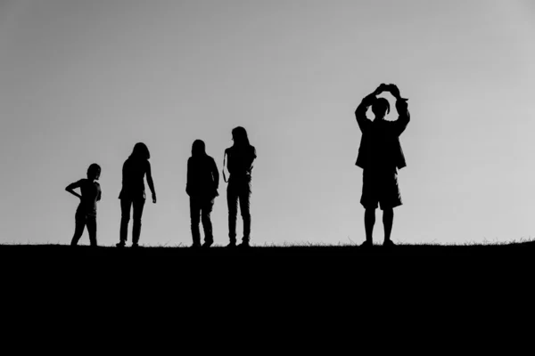 La silhouette du voyageur avec le fond — Photo