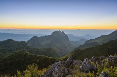Alp alan Chiang Dao Mountain, alacakaranlık sahne ile Chaiangmai, Tayland 