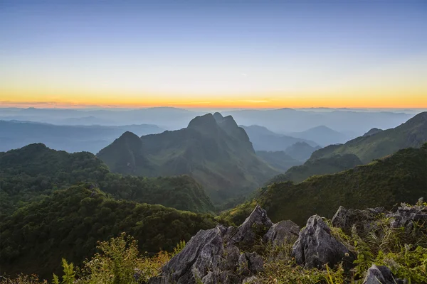 Alp alan Chiang Dao Mountain, alacakaranlık sahne ile Chaiangmai, Tayland 