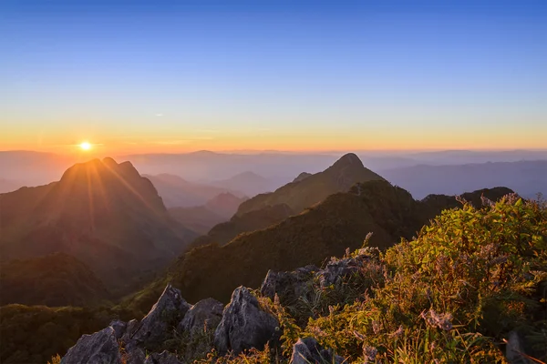 Det alpina området Chiang Dao berg, Chaiangmai, Thailand med twilight-scenen — Stockfoto