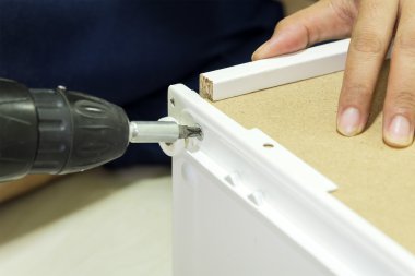 Derleme işleminin carpenter tarafından tornavida kullanarak ahşap mobilya