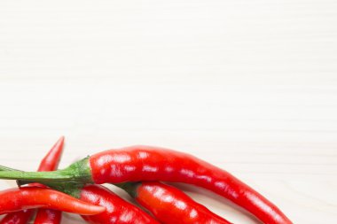 ahşap arka plan üzerinde kırmızı biber grubu