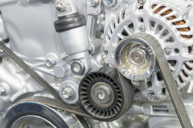 Alternatör arabanın motoru ile yakın çekim