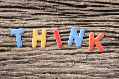 Sence sözcük veya mektupta renkli ahşap doku arka plan ile