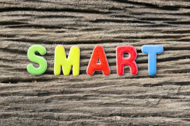 Akıllı metin veya ahşap doku arka plan ile renkli sahne mektupta