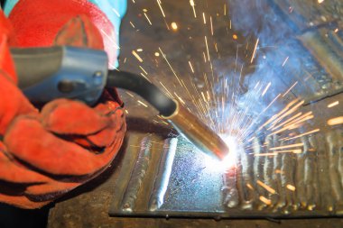 Kaynak kıvılcım yakın çekim sahne ışık