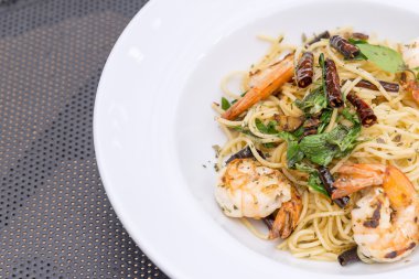 karides üzerinde beyaz tabak spagetti domates soslu 