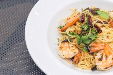 karides üzerinde beyaz tabak spagetti domates soslu