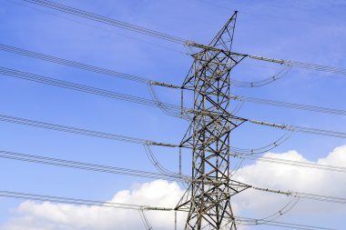 Mavi gökyüzü ile elektrik direkleri Close-Up,
