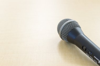Ahşap masa üzerindeki mikrofon 