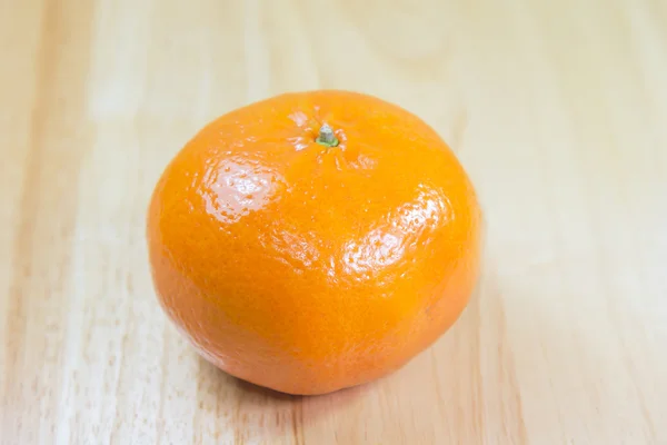Оранжевые плоды на деревянном фоне — стоковое фото