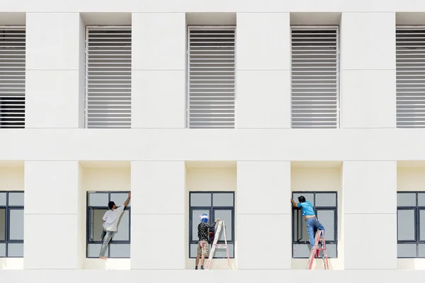 The worker cleaning the window of the building — Stock Photo, Image