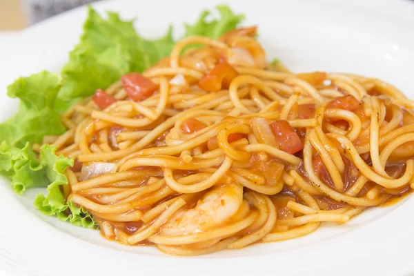 흰색 접시에 새우와 스파게티 토마토 소스 샐러드와 함께 제공 — 스톡 사진