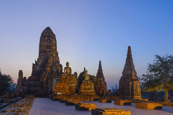 Det antika templet i twilight scenen efter solnedgången på Ayuthaya historisk park, Thailand — Stockfoto