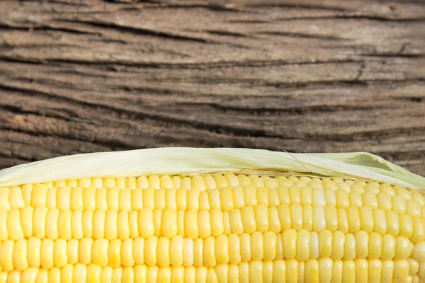 The sweet corn with wooden background — Stock Photo, Image