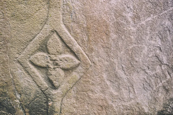 La talla de la flor en la piedra de arena — Foto de Stock