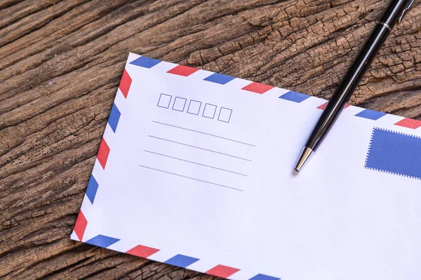 Die Umhüllung und der Stift auf dem Holztisch — Stockfoto