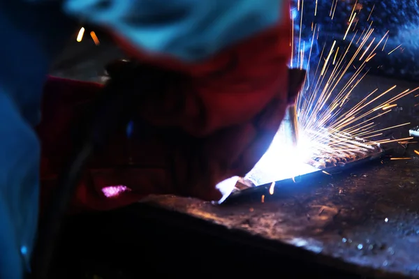 The welding spark light scene from behind the welding operator — Stok fotoğraf