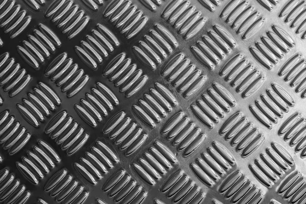 흑백 장면에서 접시 클로즈업 금속, 엠보스 패턴 — 스톡 사진