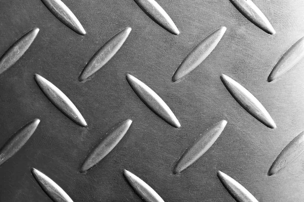 흑백 장면에서 금속 판 클로즈업, 엠보스 패턴 텍스 — 스톡 사진