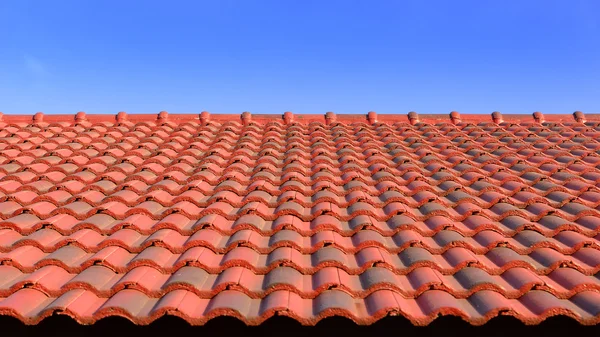 Czerwone dachówki ceramiczne z światłem słonecznym i błękitne niebo — Zdjęcie stockowe