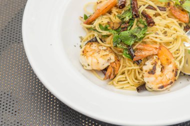 karides üzerinde beyaz tabak spagetti domates soslu