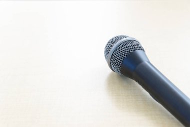 Ahşap masa üzerindeki mikrofon