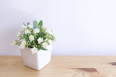 ahşap masa zekâ, tencerede yapay Yasemin çiçeği