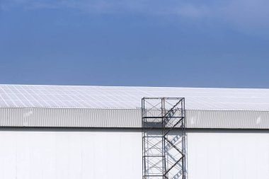 Mavi gökyüzü gün ile bina Fabrikası'nda iskele. S