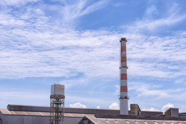 Mavi gökyüzü ile Fabrika baca baca 