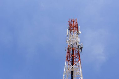 yatay çerçeve mavi gökyüzünde bina anten Kulesi