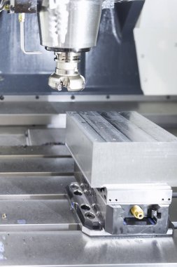 Ham madde iş parçasına yüz Frezeleme aracıyla 