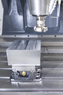 Ham madde iş parçasına yüz Frezeleme aracıyla 