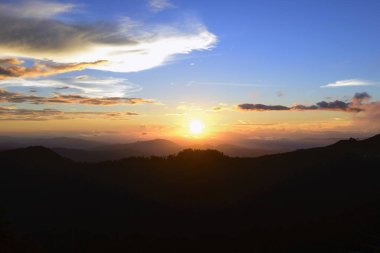 Alacakaranlık sahne ile dağ günbatımında.
