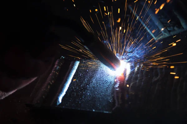 La luz de chispa de soldadura en la escena de primer plano, m — Foto de Stock